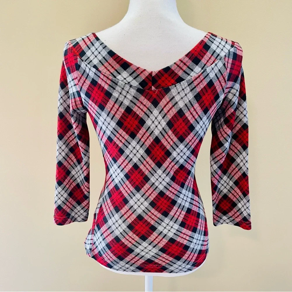 Unique Vintage Plaid V-Neck Women's Top - Red and Black Small